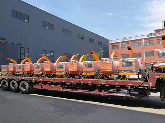 ​翰翔环保​发往湖北的15台树枝粉碎机现场